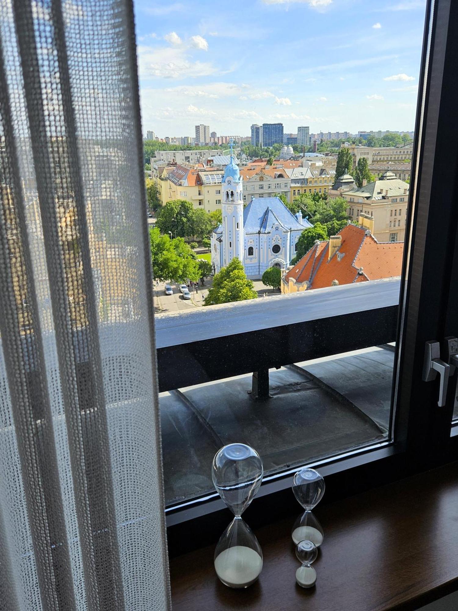 Panorama View Design Apt In Old Town - Free Parking Pozsony Kültér fotó