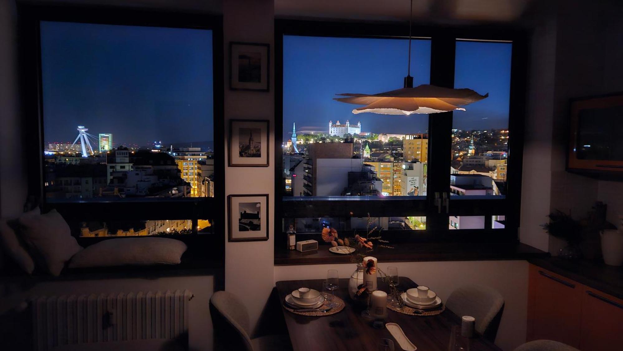 Panorama View Design Apt In Old Town - Free Parking Pozsony Kültér fotó